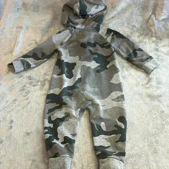 Converse - camo  design hooded sleeper/romper/jumpsuit. Size 12 months - Picture 5 of 5